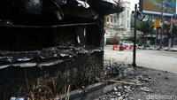 Beginilah kondisi pos polisi lalu lintas Harmoni usai dibakar massa kemarin.