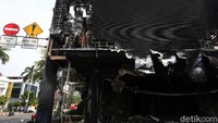 Tampak seluruh bangunan Pospol hangus terbakar.