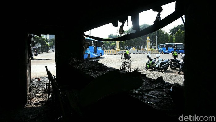 Potret Pospol Harmoni yang Hangus Usai Dibakar Massa Pos polisi di Simpang Harmoni, Jakarta Pusat, hangus dibakar massa pendemo kemarin. Begini kondisi terkininya, Jumat (09/10/2020).
