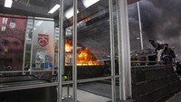 Sebelumnya diketahui sejumlah stasiun MRT terimbas oleh aksi massa demonstrasi penolakan omnibus law UU Cipta Kerja Kamis (8/10) kemarin. Kerusakan tercatat pada Pintu Entrance MRT Bundaran HI dan Pintu Entrance MRT Setiabudi Astra, kaca pecah pada Entrance tersebut, dan tangga penumpang yang tertimpa kaca Entrance yang pecah. ANTARA FOTO/Dhemas Reviyanto.