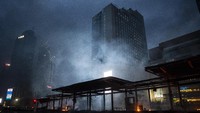 Halte bundaran HI baru beroperasi kembali pada Maret 2019. Posisi Halte Bundaran HI berada tepat di atas Stasiun MRT yang dibangun di bawah permukaan tanah. Halte itu sempat ditutup pada 2014 karena pembangunan stasiun MRT. ANTARA FOTO/Dhemas Reviyanto.