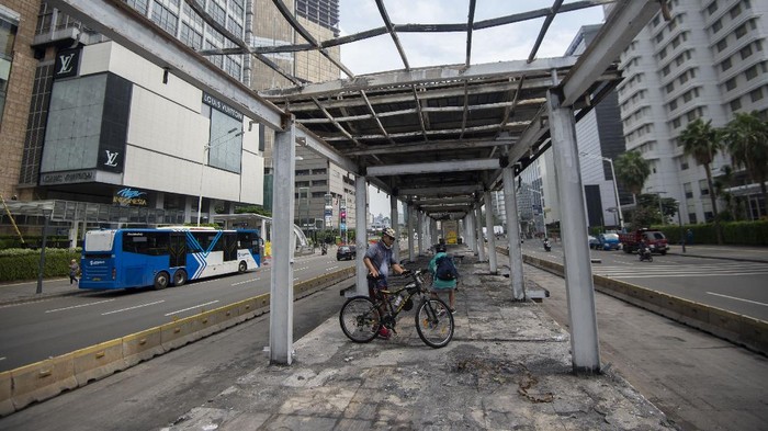 Halte TransJakarta Bundaran Hotel Indonesia (HI) dibakar massa. Padahal halte yang berada tepat di atas Stasiun MRT ini baru diresmikan tahun lalu.