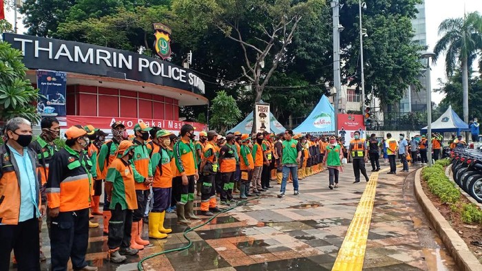 PPSU gelar apel untuk membersihkan jalanan pasca demo kemarin