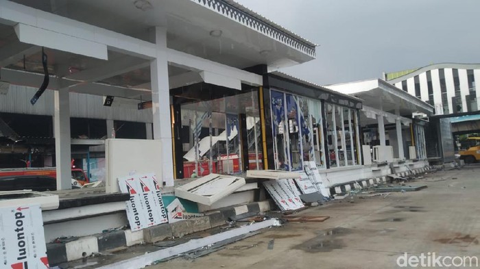 Puing-puing bekas kebakaran di Halte TransJakarta Senen dibersihkan (Wilda/detikcom)