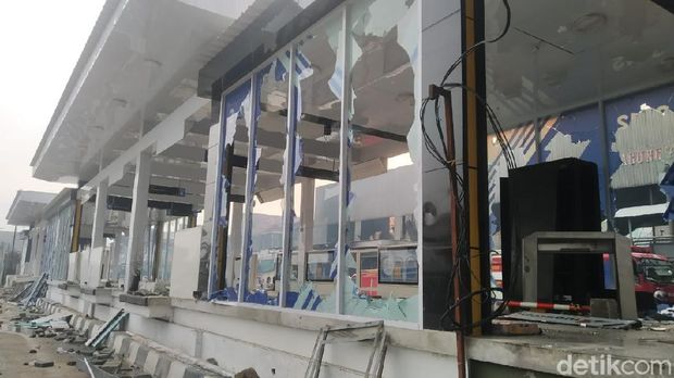 Puing-puing bekas kebakaran di Halte TransJakarta Senen dibersihkan (Wilda/detikcom)