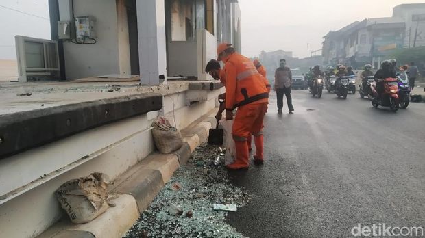 Puing-puing bekas kebakaran di Halte TransJakarta Senen dibersihkan (Wilda/detikcom)