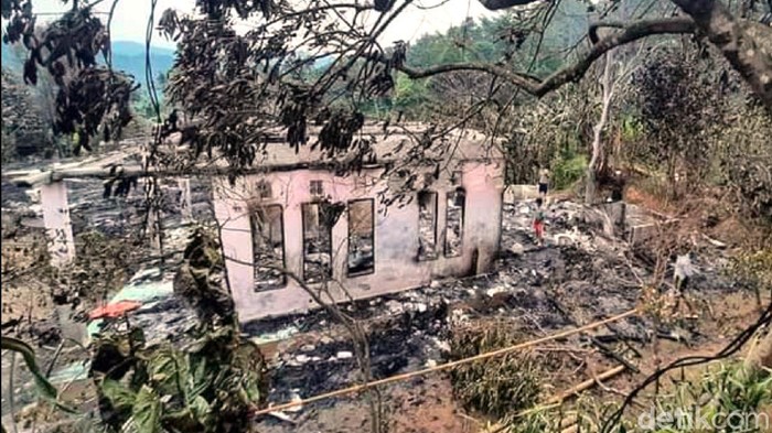 Puluhan rumah warga di Kampung Adat Cengkuk Sukabumi hangus terbakar