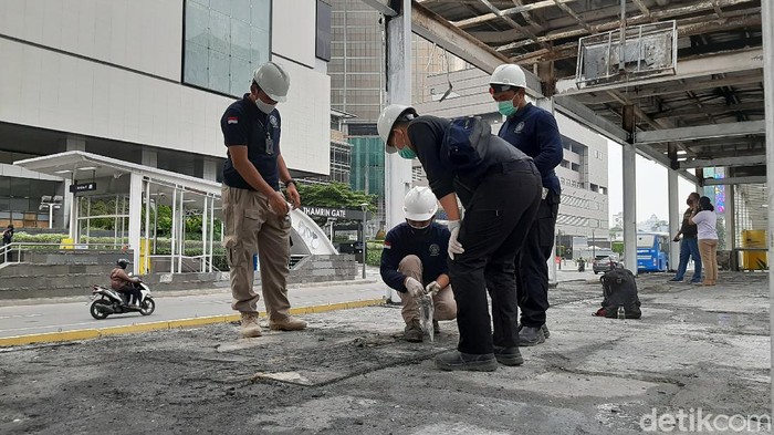 Puslabfor Polri cek Halte TransJ Bundaran HI (Lisye/detikcom)