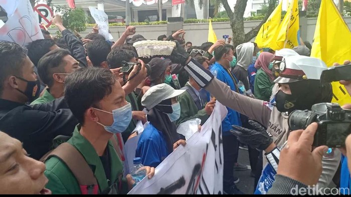 Ratusan Mahasiswa Magetan Malah Dapat Bunga Dan Coklat Dari Polisi