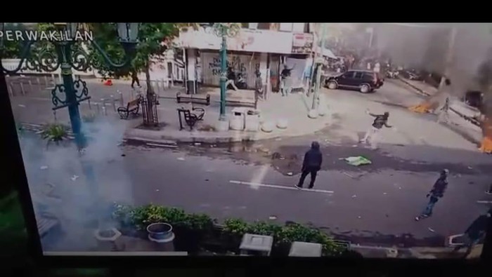Rekaman CCTV pelemparan molotov ke Restoran Legian Garden Malioboro, Kamis (8/10/2020).