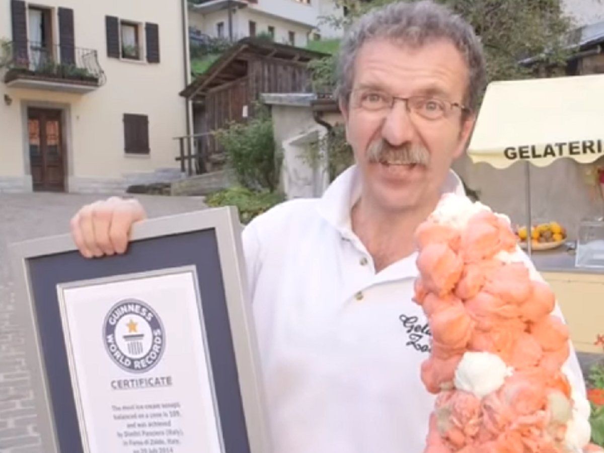 Wow! Pria Ini Pecahkan Rekor Sajikan 125 Skop Es Krim dalam Satu Cone