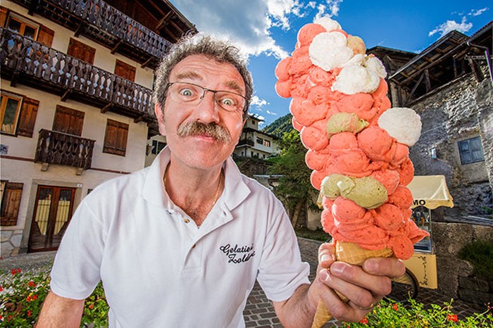 Wow! Pria Ini Pecahkan Rekor Sajikan 125 Skop Es Krim dalam Satu Cone