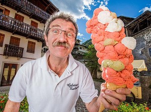 Wow! Pria Ini Pecahkan Rekor Sajikan 125 Skop Es Krim dalam Satu Cone