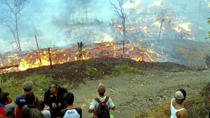 Kampung adat Cengkuk, Desa Margalaksana, Kecamatan Cikakak, Kabupaten Sukabumi, hangus terbakar. Begini potretnya.