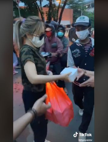 Para Seleb TikTok Ini Turun ke Jalan Bagikan Makanan untuk Pendemo Omnibus Law
