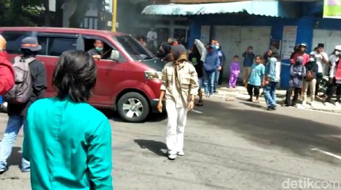 Seorang sopir mengacungkan parang karena perjalanannya terhalang demo mahasiswa di Parepare menolak pengesahan Omnibus Law UU Ciptaker (Hasrul Nawir/detikcom)