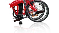 Secara spesifikasi, sepeda listrik model lipat ini menggunakan baterai lithium 24V 7,8 AH. Terdapat pilihan pengisi daya model portable sebagai suplai daya motor listrik tipe BLDC berkekuatan 200 watt. Dalam kondisi baterai terisi penuh, Viar Panama sanggup menempuh jarak 30 kilometer, dengan kecepatan maksimum 25 km/jam. Memiliki dimensi panjang 1.530 mm, lebar 570 mm dan tinggi 1.100 mm menjadikan sepeda lipat hybrid ini kompak dan praktis, sehingga mudah disimpan karena ukuran dimensinya menjadi hampir setengahnya saat posisi terbuka. Foto: Viar