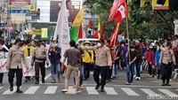 Pantauan detikcom, peserta aksi terlihat membentangkan kain putih bertuliskan SUKABUMI BERGERAK TOLAK OMNIBUS LAW. Massa berkumpul di Lapang Merdeka Kota Sukabumi dan akan melakukan long march ke DPRD Kota Sukabumi.