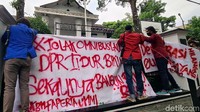 Massa tampak membawa spanduk yang berisi kekecewaan mereka atas disahkannya UU Cipta Kerja oleh DPR. Spanduk tersebut tampak dipasang di depan DPRD Kota Sukabumi.