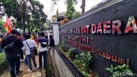 Massa tampak berkumpul di depan Kantor DPRD Kota Sukabumi.
