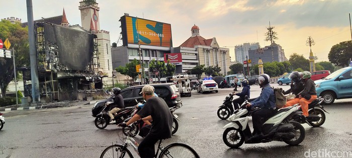 Sisa gas air mata masih terasa di sekitar lokasi demo di Harmoni, Jakarta Pusat