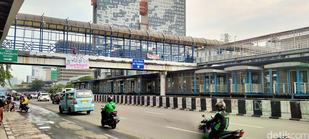 Sisa gas air mata masih terasa di sekitar lokasi demo di Harmoni, Jakarta Pusat