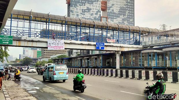 Sisa gas air mata masih terasa di sekitar lokasi demo di Harmoni, Jakarta Pusat