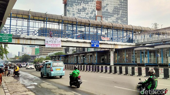 Sisa gas air mata masih terasa di sekitar lokasi demo di Harmoni, Jakarta Pusat Sisa gas air mata masih terasa di sekitar lokasi demo di Harmoni, Jakarta Pusat