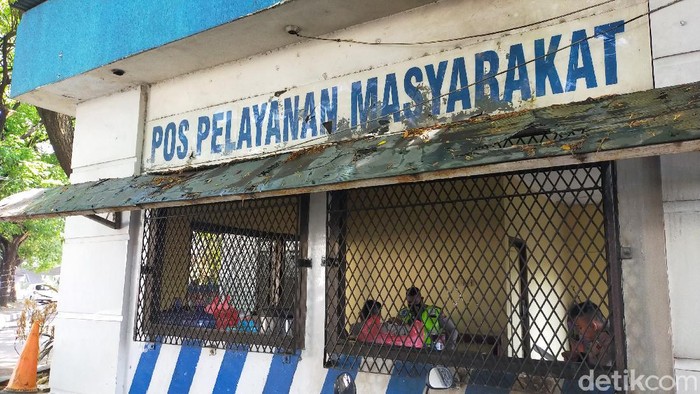 Sisa-sisa demo ricuh penolakan Omnibus Law Cipta Kerja di Makassar (Ibnu Munsir/detikcom)