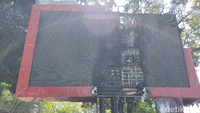Videotron yang ada di depan Kantor Gubernur Sulsel juga rusak akibat terbakar. Tampak bagian layar hangus akibat dibakar. (Ibnu Munsir/detikcom)