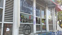 Kerusakan terjadi di pos polisi hingga videotron di kantor Gubernur Sulsel. (Ibnu Munsir/detikcom)