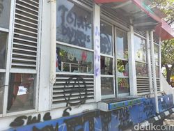 Sisa Ricuh Tolak Omnibus Law di Makassar: Halte-Videotron Rusak