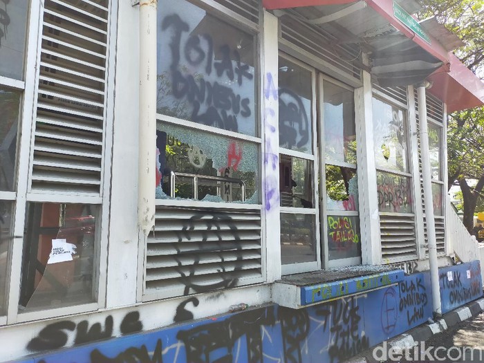 Sisa-sisa demo ricuh penolakan Omnibus Law Cipta Kerja di Makassar (Ibnu Munsir/detikcom) Sisa-sisa demo ricuh penolakan Omnibus Law Cipta Kerja di Makassar (Ibnu Munsir/detikcom)
