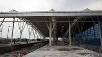 Antrean ini disebabkan kereta yang mau masuk atau keluar Manggarai harus menunggu kereta lain lewat.