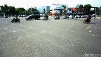 Suasana arus lalu lintas di Simpang Harmoni, Jakarta Pusat, terlihat ramai lancar pasca demo tolak omnibus law yang berujung ricuh.