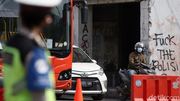 Suasana Lalin Jalan Harmoni Pasca Demo Rusuh Aktivitas ibu kota berangsur normal usai demo rusuh Kamis (8/10) kemarin. Seperti di terlihat di Jalan Harmoni, Jakarta, Jumat (09/10/2020).