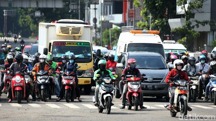 Suasana Lalin Jalan Harmoni Pasca Demo Rusuh Aktivitas ibu kota berangsur normal usai demo rusuh Kamis (8/10) kemarin. Seperti di terlihat di Jalan Harmoni, Jakarta, Jumat (09/10/2020).