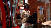 Meski telah kembali dibuka, jam operasional bioskop pun dibatasi. Wisma Putra/Dok.Detikcom.
