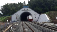 Menhub mengapresiasi pembangunan jalur KA lintas selatan Jawa yang dilakukan oleh anak bangsa, yang mampu membangun terowongan jalur ganda pertama di Indonesia. Dimana ada tiga terowongan yang dibangun dalam proyek ini yaitu, terowongan Notog, terowongan Kebasen, dan Terowongan Ijo. (Dok. Ditjen Perkeretaapian Kemenhub)