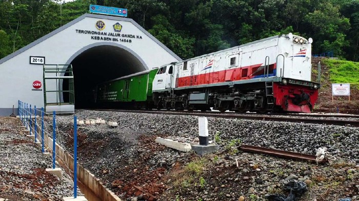 Terkini! Penampakan Jalur Ganda KA Cirebon-Jombang 550 Km Jalur Ganda Kereta Api lintas selatan Jawa mulai dari Cirebon – Purwokerto – Kroya – Yogya – Solo – Madiun – Jombang sepanjang 550 km telah tersambung. Intip yuk jalurnya.
