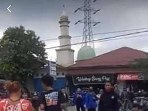 Emak-emak Kocak Viral Datangi Anaknya Saat Demo Omnibus Law, Ini Alasannya