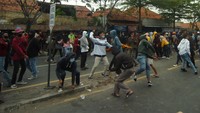 Massa melemparkan batu ke arah polisi saat unjuk rasa menolak Omnibus Law Undang Undang (UU) Cipta Kerja di Kantor DPRD Brebes, Jawa Tengah, Jumat (9/10/2020). Aksi dengan memblokir jalur Pantura tersebut berakhir ricuh hingga menyebabkan sejumlah pengunjuk rasa terluka.