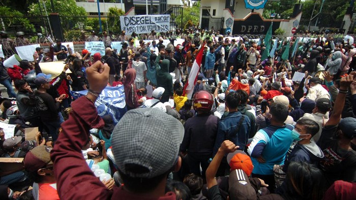 Tolak UU Cipta Kerja, Kantor DPRD Brebes 'Disegel' Rakyat Massa di Brebes gelar aksi unjuk rasa menolak Omnibus Law UU Cipta Kerja. Dalam aksi itu Kantor DPRD Brebes pun dipasangi spanduk bertuliskan 'Disegel Rakyat'.