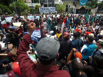 Tolak UU Cipta Kerja, Kantor DPRD Brebes Disegel Rakyat