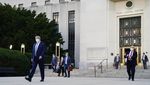 Top 5 Foto Pekan Ini: Demo Omnibus Law-Trump Copot Masker