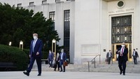 Diketahui bahwa Trump telah dirawat di Walter Reed Medical Center dekat Washington, sejak Jumat (2/10/2020) waktu setempat setelah mengumumkan bahwa dirinya positif Corona. AP Photo/Evan Vucci  