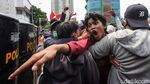 Top 5 Foto Pekan Ini: Demo Omnibus Law-Trump Copot Masker