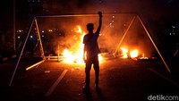 Aksi gabungan ini dilakukan oleh ribuan buruh, mahasiswa, hingga siswa STM sejak tanggal 5 Oktober dan mencapai puncaknya di tanggal 8 Oktober 2020 pecah dan rusuh dibeberapa titik. Pradita Utama/detikcom  