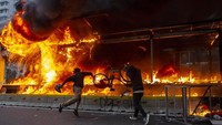 Aliansi gerakan buruh Indonesia bersama  mahasiswa hingga warga menggelar  aksi demonstrasi di berbagai penjuru wilayah Indonesia. Mereka menolak omnibus law atau yang dikenal juga dengan undang-undang (UU) sapu jagat karena dinilai mengancam kesejahteraan buruh. Aksi massa menolak Omnibus Law UU Cipta Kerja itu bahkan sempat berakhir ricuh. Ada juga yang menggugat UU Cipta Kerja melalui Mahkamah Konstitusi (MK). ANTARA FOTO/Dhemas Reviyanto  