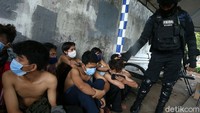 Kelompok Anarko Sindikalisme akhir-akhir ini banyak disebut pihak kepolisian terkait aksi unjuk rasa menentang Omnibus Law Undang-Undang Cipta Kerja di sejumlah kota. Ribuan anarko diamankan pihak kepolisian dari berbagai daerah. Rengga Sancaya/detikcom  